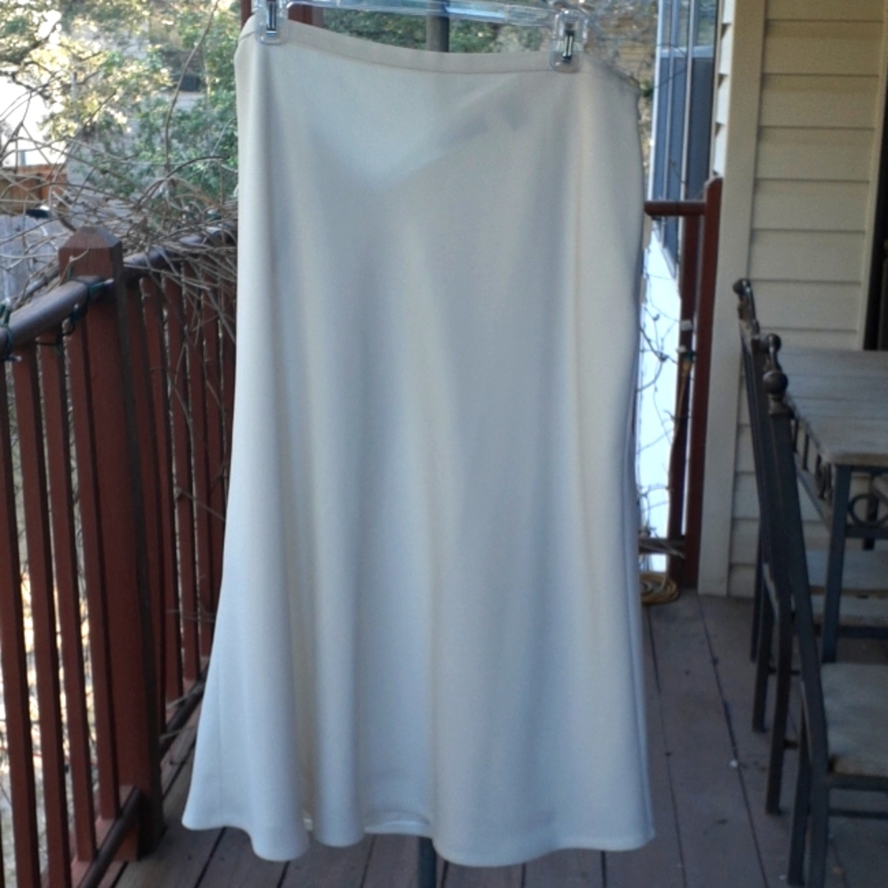 Karen Scott skirt 100% Polyester Size 18 Color: Cream waist 36in length 30in